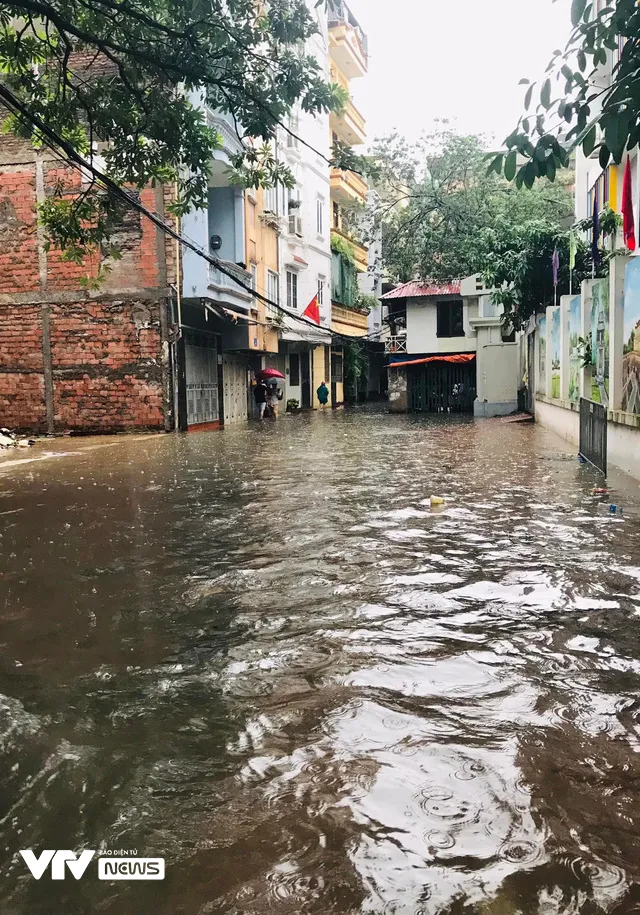 Hà Nội: Mưa lớn cả đêm, nhiều tuyến phố ngập như sông - Ảnh 12.