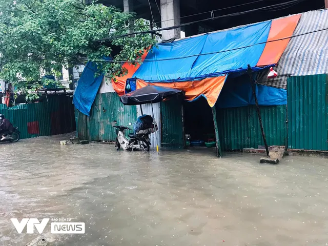 Hà Nội: Mưa lớn cả đêm, nhiều tuyến phố ngập như sông - Ảnh 11.