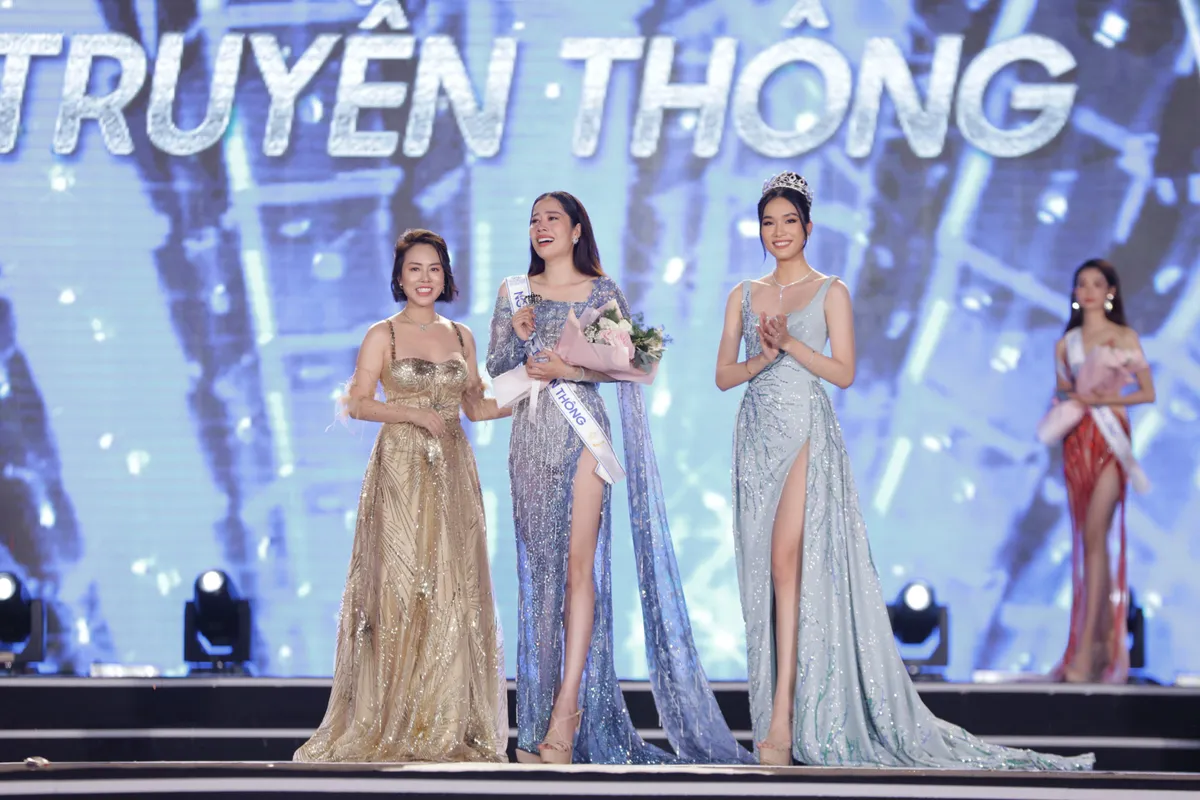 Nam Em khóc nức nở trên sân khấu Chung kết Miss World Vietnam 2022 - Ảnh 1.