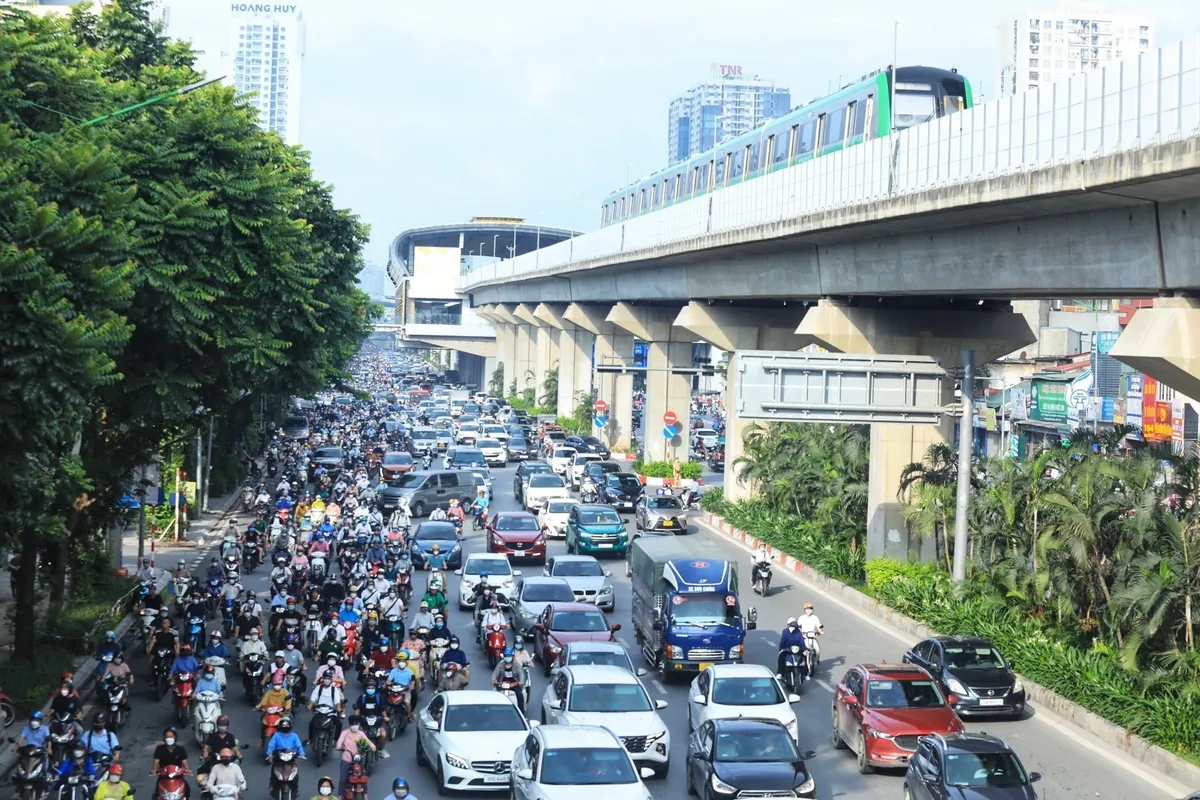 Phân làn trên đường Nguyễn Trãi: Xe bus “dễ thở”, xe máy vô tư đi sai làn - Ảnh 1.