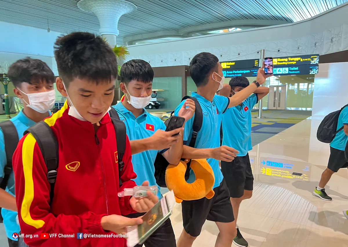 U16 Việt Nam rời Indonesia, chia hai nhóm trở về nước - Ảnh 1. U16 Việt Nam rời Indonesia, chia hai nhóm trở về nước - Ảnh 1.