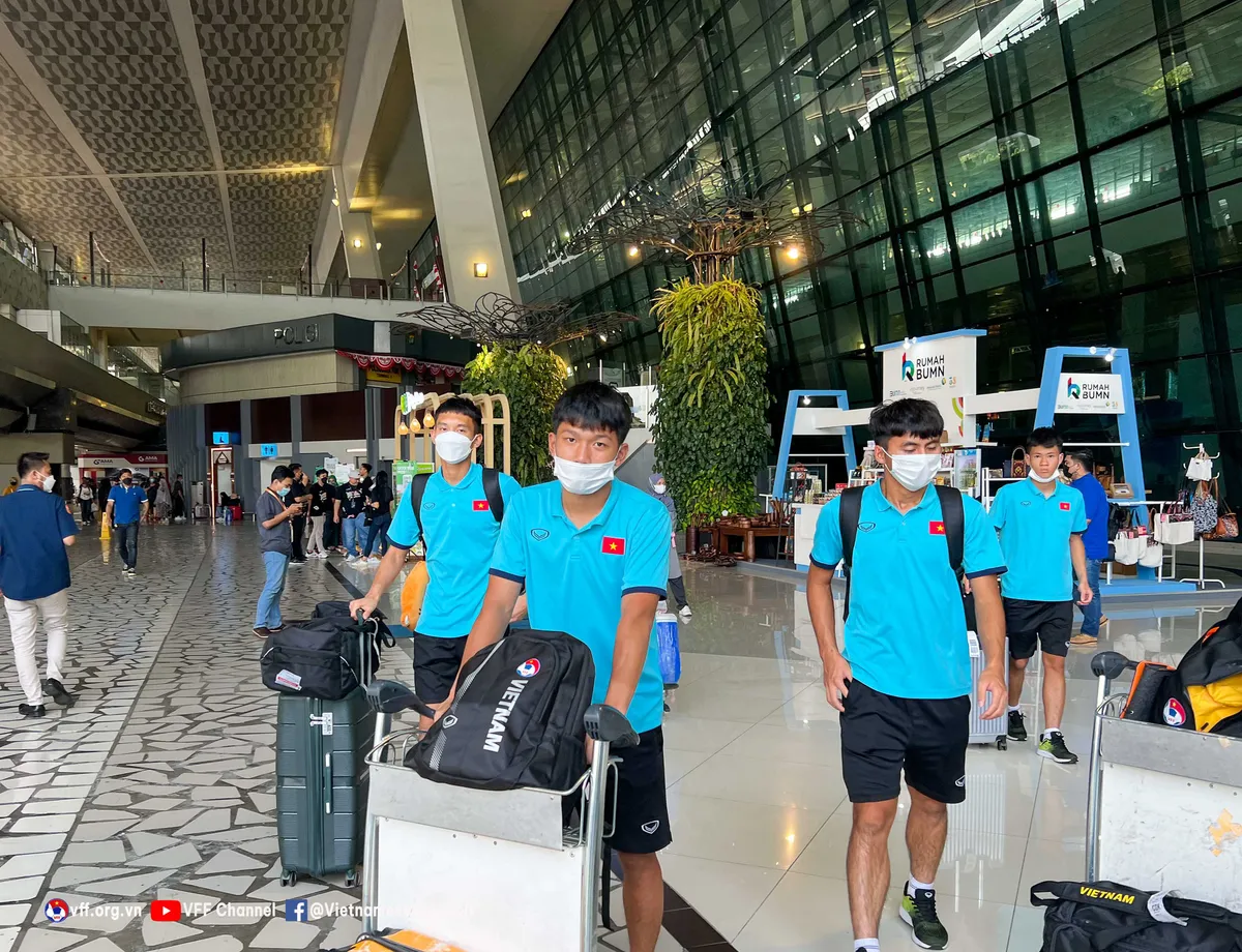 U16 Việt Nam rời Indonesia, chia hai nhóm trở về nước - Ảnh 3. U16 Việt Nam rời Indonesia, chia hai nhóm trở về nước - Ảnh 3.