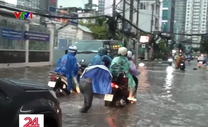 Người dân TP Hồ Chí Minh “bơi” trên đường sau trận mưa lớn hơn 3 giờ liền - Ảnh 3.