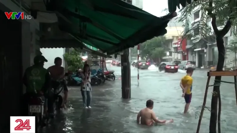 Người dân TP Hồ Chí Minh “bơi” trên đường sau trận mưa lớn hơn 3 giờ liền - Ảnh 6.