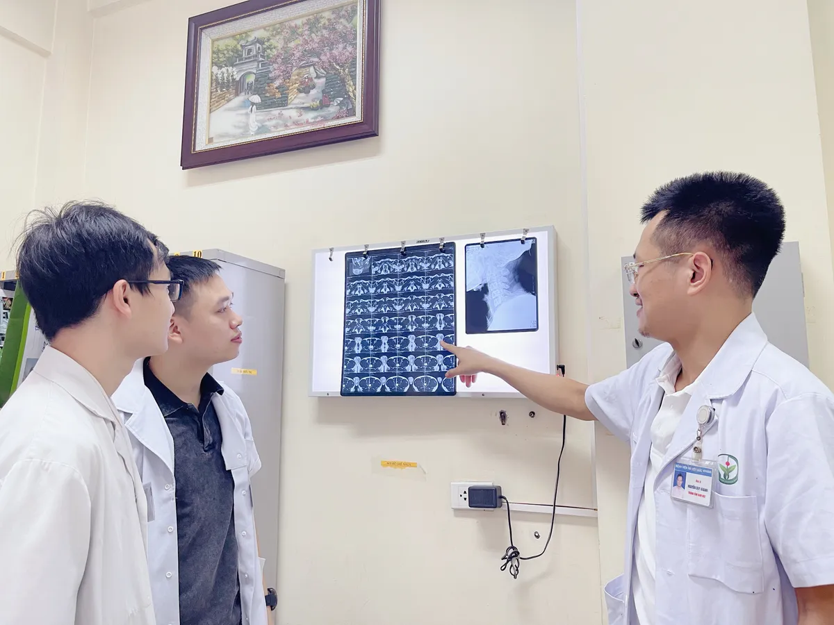 Tự ngã do uống rượu bia, nam thanh niên 25 tuổi vỡ tinh hoàn, chấn thương cột sống cổ - Ảnh 1. Tự ngã do uống rượu bia, nam thanh niên 25 tuổi vỡ tinh hoàn, chấn thương cột sống cổ - Ảnh 1.