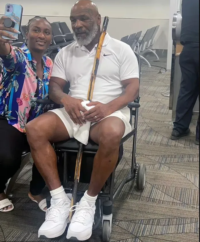 Mike Tyson tiều tụy ngồi xe lăn - Ảnh 1. Mike Tyson tiều tụy ngồi xe lăn - Ảnh 1.