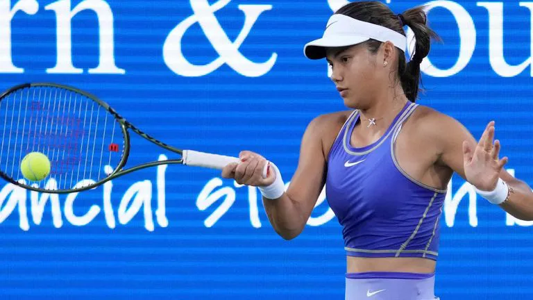 Emma Raducanu vào vòng 3 đơn nữ giải quần vợt Cincinnati mở rộng - Ảnh 1. Emma Raducanu vào vòng 3 đơn nữ giải quần vợt Cincinnati mở rộng - Ảnh 1.