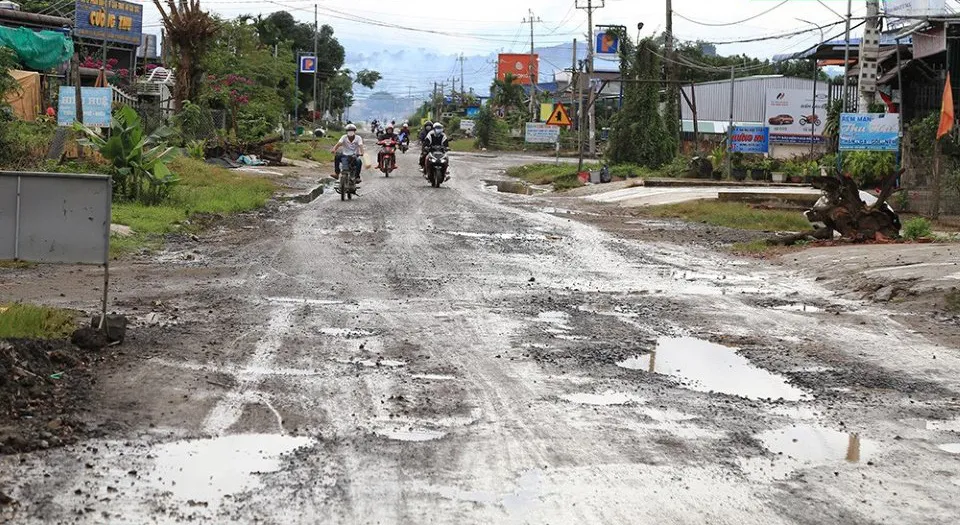 Quốc lộ 28 xuống cấp gây mất an toàn giao thông - Ảnh 1.