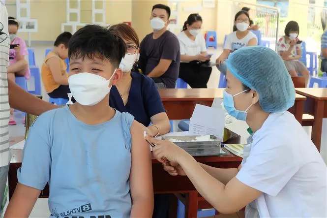 Tăng tốc tiêm vaccine phòng COVID-19 trước thềm năm học mới - Ảnh 2.