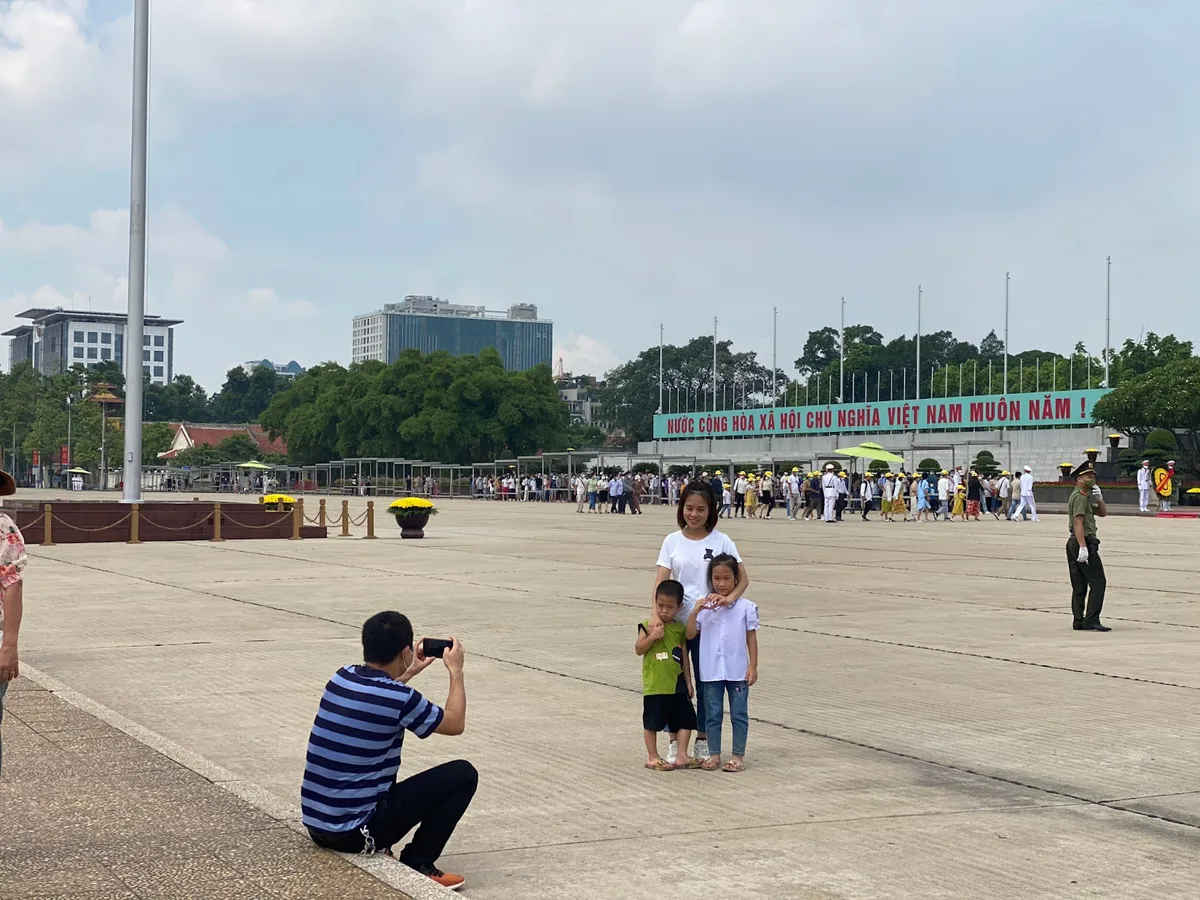 Người dân nô nức đến thăm Lăng Bác sau ngày mở cửa trở lại - Ảnh 2.