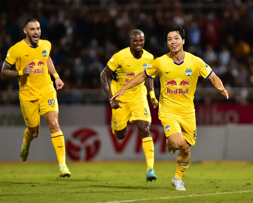 Những chân sút ghi bàn ấn tượng nhất lượt đi V.League 2022 - Ảnh 2. Những chân sút ghi bàn ấn tượng nhất lượt đi V.League 2022 - Ảnh 2.