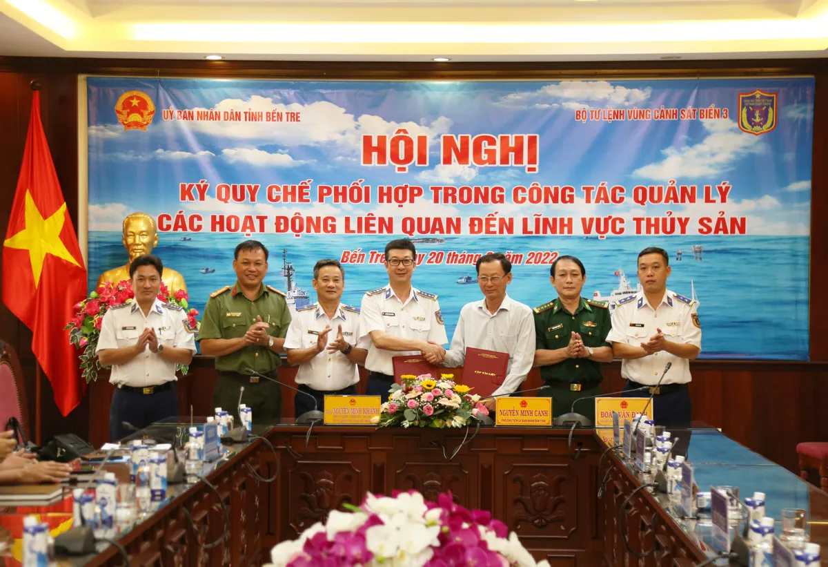 Cảnh sát biển và Bến Tre tăng cường phối hợp quản lý hoạt động liên quan đến thủy sản - Ảnh 1.