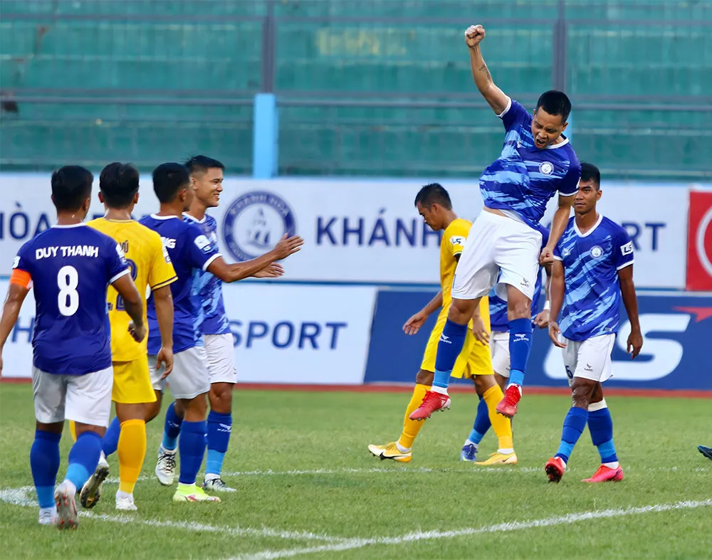 CLB Khánh Hòa dẫn đầu giải hạng Nhất Quốc gia 2022 - Ảnh 1. CLB Khánh Hòa dẫn đầu giải hạng Nhất Quốc gia 2022 - Ảnh 1.