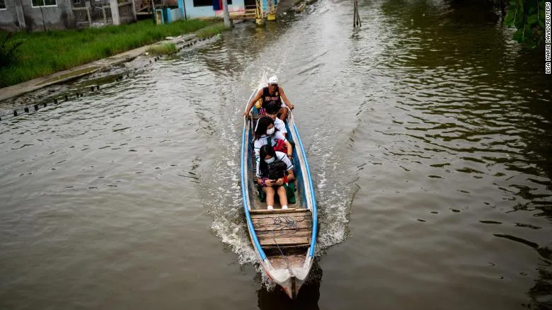 Một ngày sau khi mở cửa, trường học ở miền Bắc Philippines phải đóng cửa trở lại do bão - Ảnh 1.