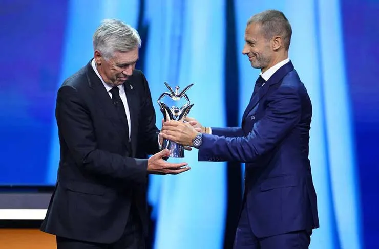 Benzema và Ancelotti giành giải Cầu thủ và HLV xuất sắc nhất năm của UEFA - Ảnh 2. Benzema và Ancelotti giành giải Cầu thủ và HLV xuất sắc nhất năm của UEFA - Ảnh 2.