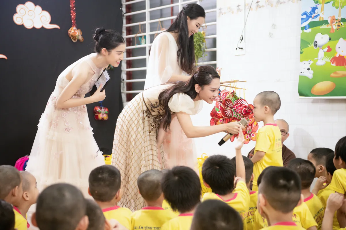 Top 3 Miss World Vietnam hóa chị Hằng xinh đẹp tuyệt trần - Ảnh 1.