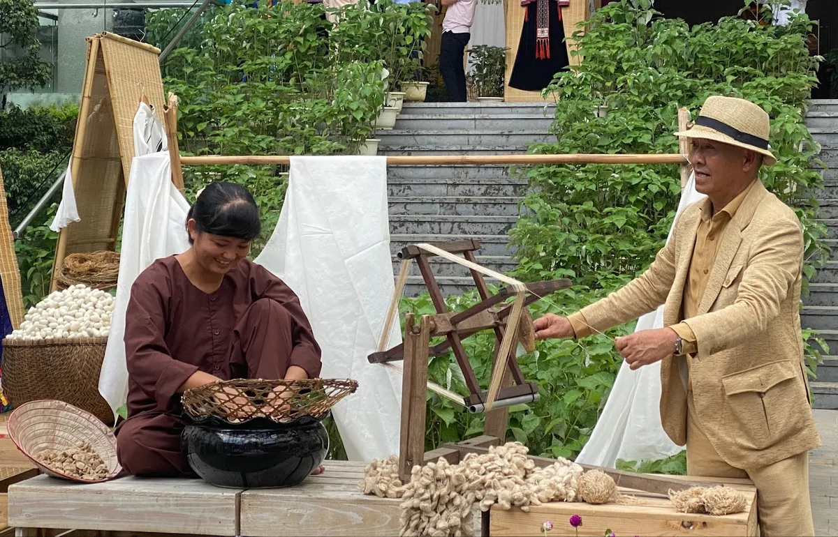 Triển lãm “Áo dài trên con đường di sản: Tôn vinh tà áo dài Việt Nam - Ảnh 3.