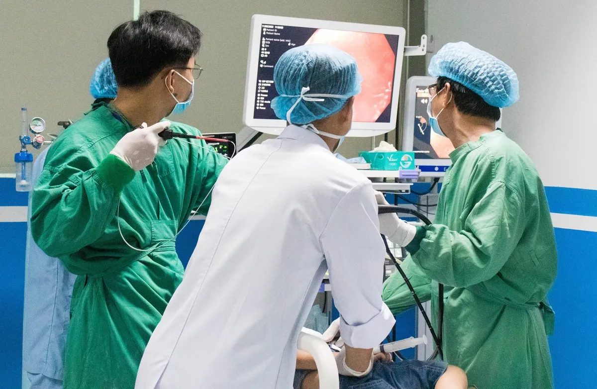 Gắp mảnh xương bò trong đường thở bé trai 5 tuổi - Ảnh 1. Gắp mảnh xương bò trong đường thở bé trai 5 tuổi - Ảnh 1.