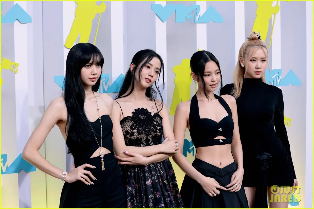 BLACKPINK cuốn hút tại MTV VMAs 2022 với màu đen huyền bí - Ảnh 1.