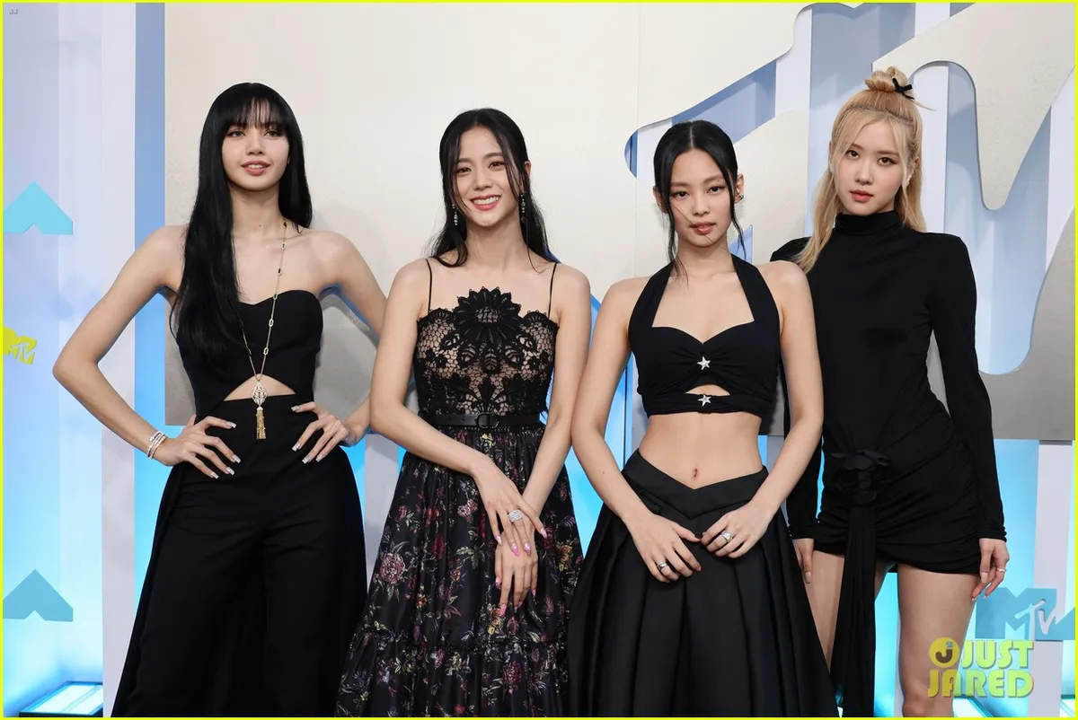 BLACKPINK cuốn hút tại MTV VMAs 2022 với màu đen huyền bí - Ảnh 6.