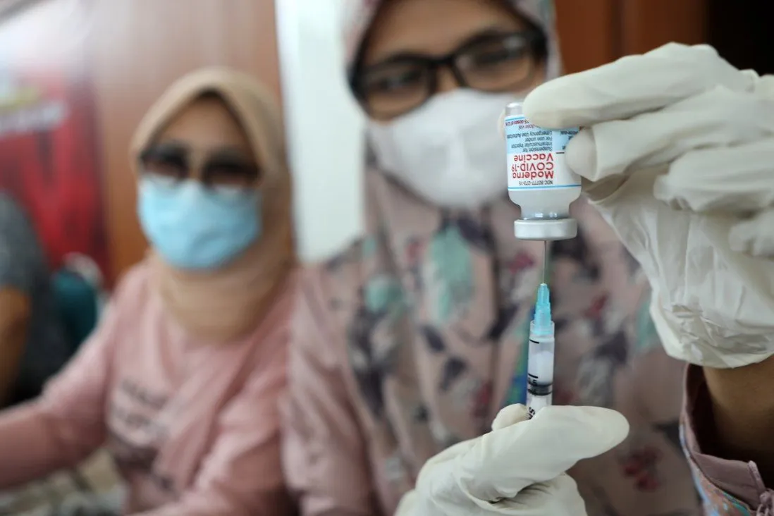 Indonesia yêu cầu hành khách đi máy bay tiêm mũi vaccine tăng cường - Ảnh 1.