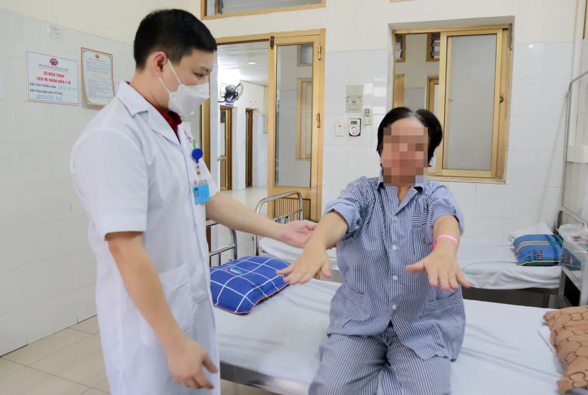 Tưởng rối loạn tiền đình, người phụ nữ bất ngờ phát hiện khối u tuyến ức gây nhược cơ - Ảnh 2. Tưởng rối loạn tiền đình, người phụ nữ bất ngờ phát hiện khối u tuyến ức gây nhược cơ - Ảnh 2.