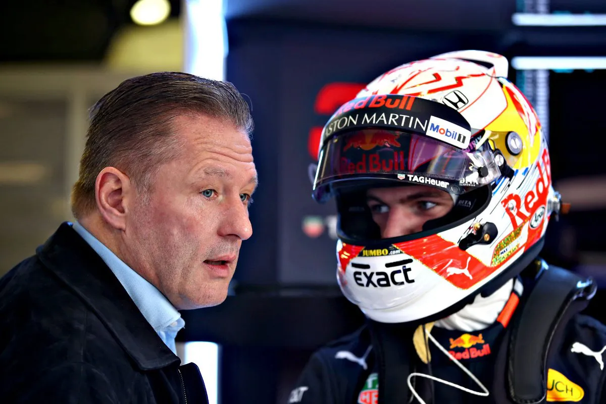 Max Verstappen và chiếc mũ để tri ân cha mình tại GP Hà Lan - Ảnh 1. Max Verstappen và chiếc mũ để tri ân cha mình tại GP Hà Lan - Ảnh 1.