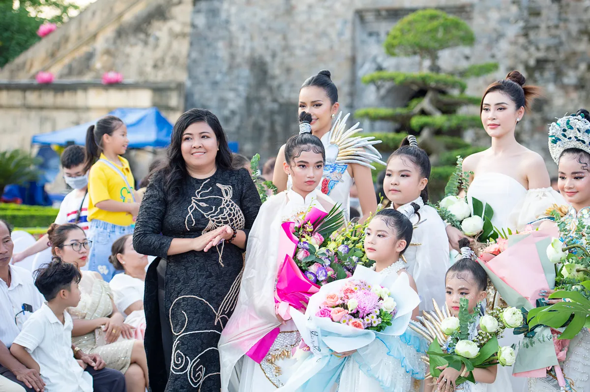 Mẫu nhí tự tin catwalk cùng Hoa hậu Lý Kim Thảo ở Hoàng thành Thăng Long - Ảnh 7.