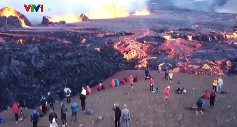 Núi lửa phun trào dữ dội tại Iceland - Ảnh 1.