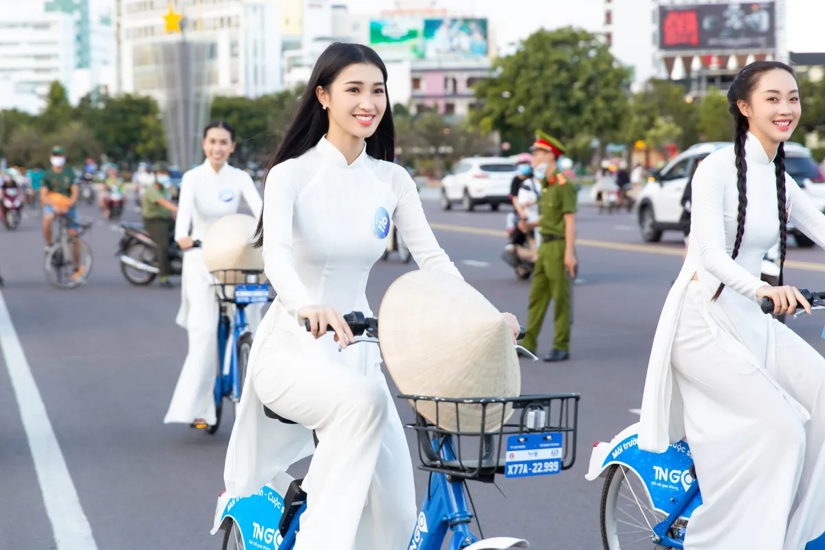 Thí sinh Miss World Vietnam diện áo dài đạp xe sau tranh cãi mặc thiếu vải trên xe bus 2 tầng - Ảnh 5.