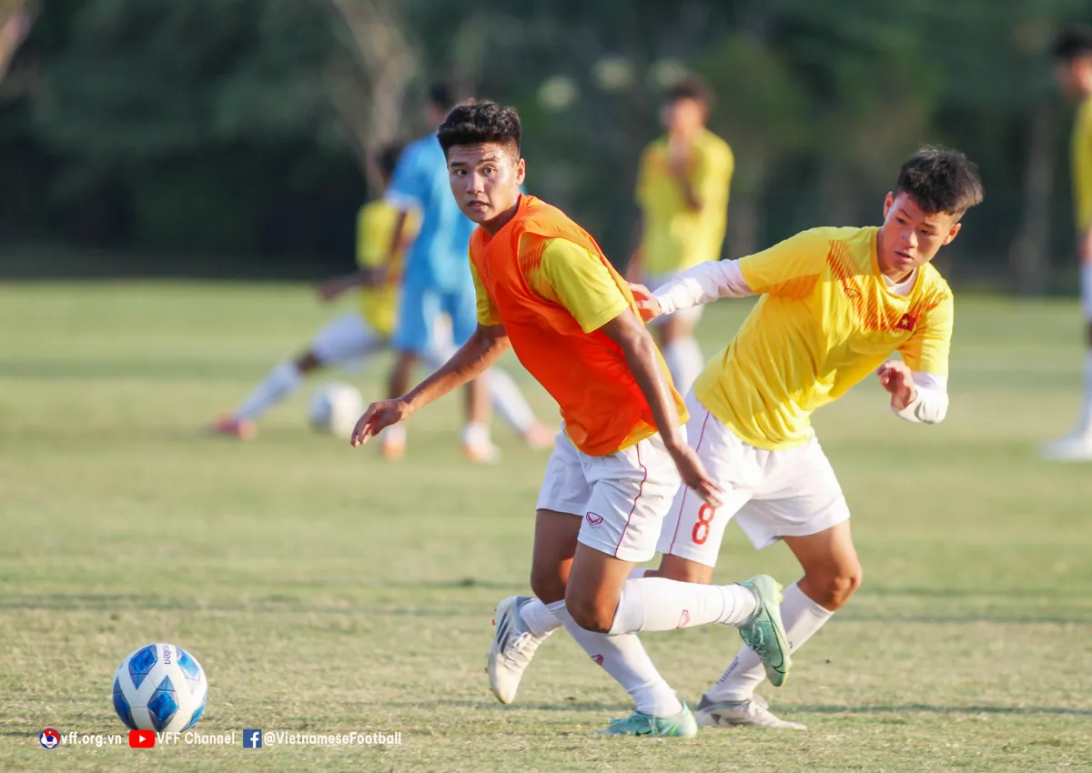 U16 Việt Nam sẵn sàng cho trận tranh ngôi nhất bảng với U16 Indonesia - Ảnh 1. U16 Việt Nam sẵn sàng cho trận tranh ngôi nhất bảng với U16 Indonesia - Ảnh 1.