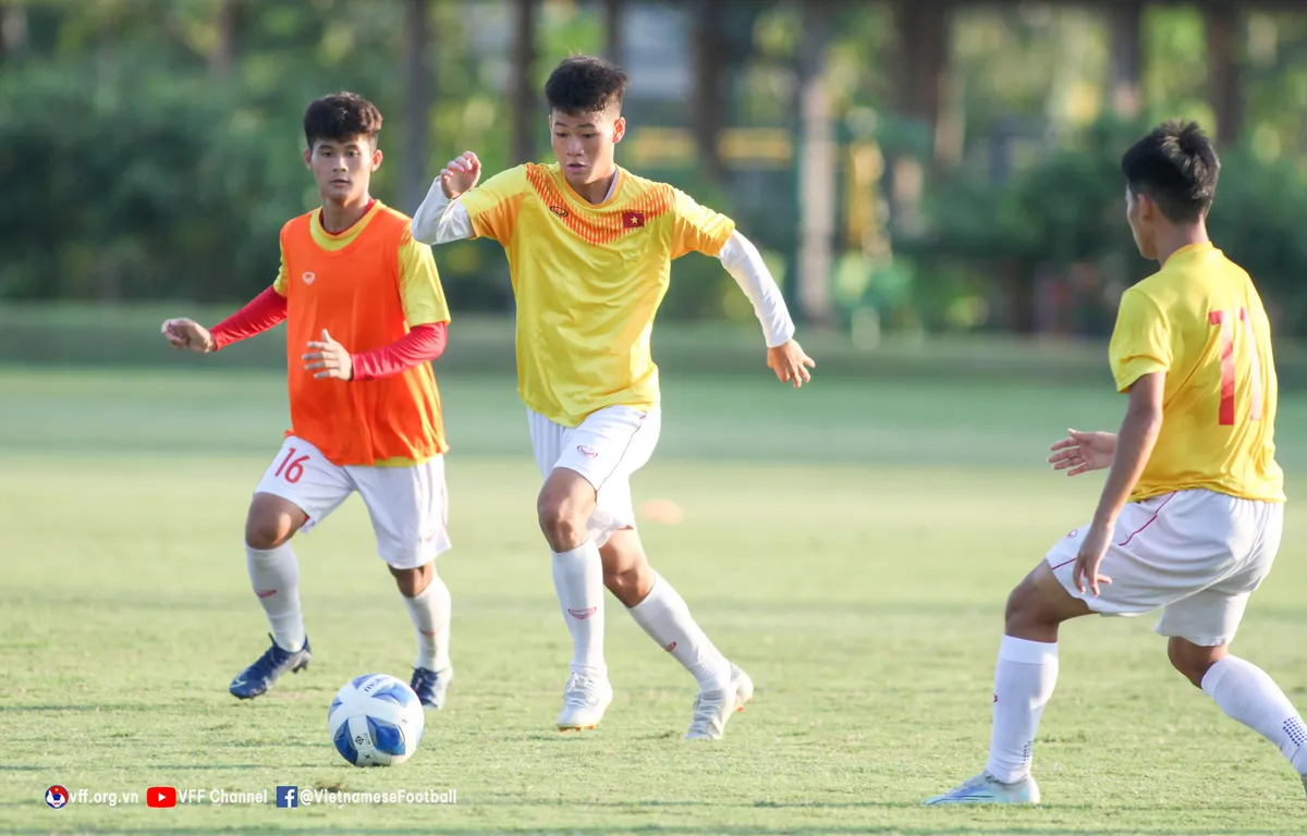 U16 Việt Nam sẵn sàng cho trận tranh ngôi nhất bảng với U16 Indonesia - Ảnh 4. U16 Việt Nam sẵn sàng cho trận tranh ngôi nhất bảng với U16 Indonesia - Ảnh 4.