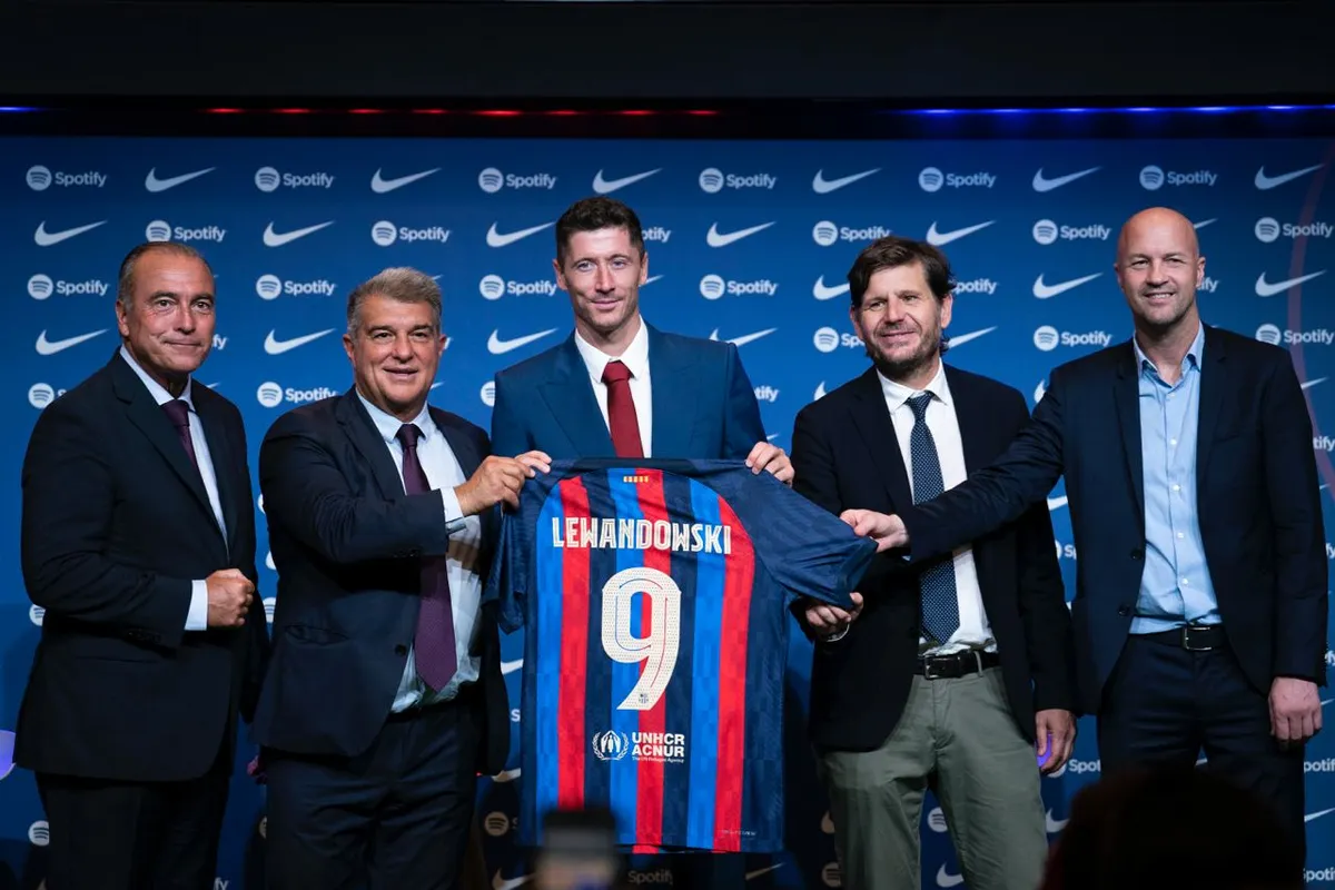 Lewandowski chính thức ra mắt Barcelona, thu hút 45.000 khán giả tới Nou Camp - Ảnh 2. Lewandowski chính thức ra mắt Barcelona, thu hút 45.000 khán giả tới Nou Camp - Ảnh 2.