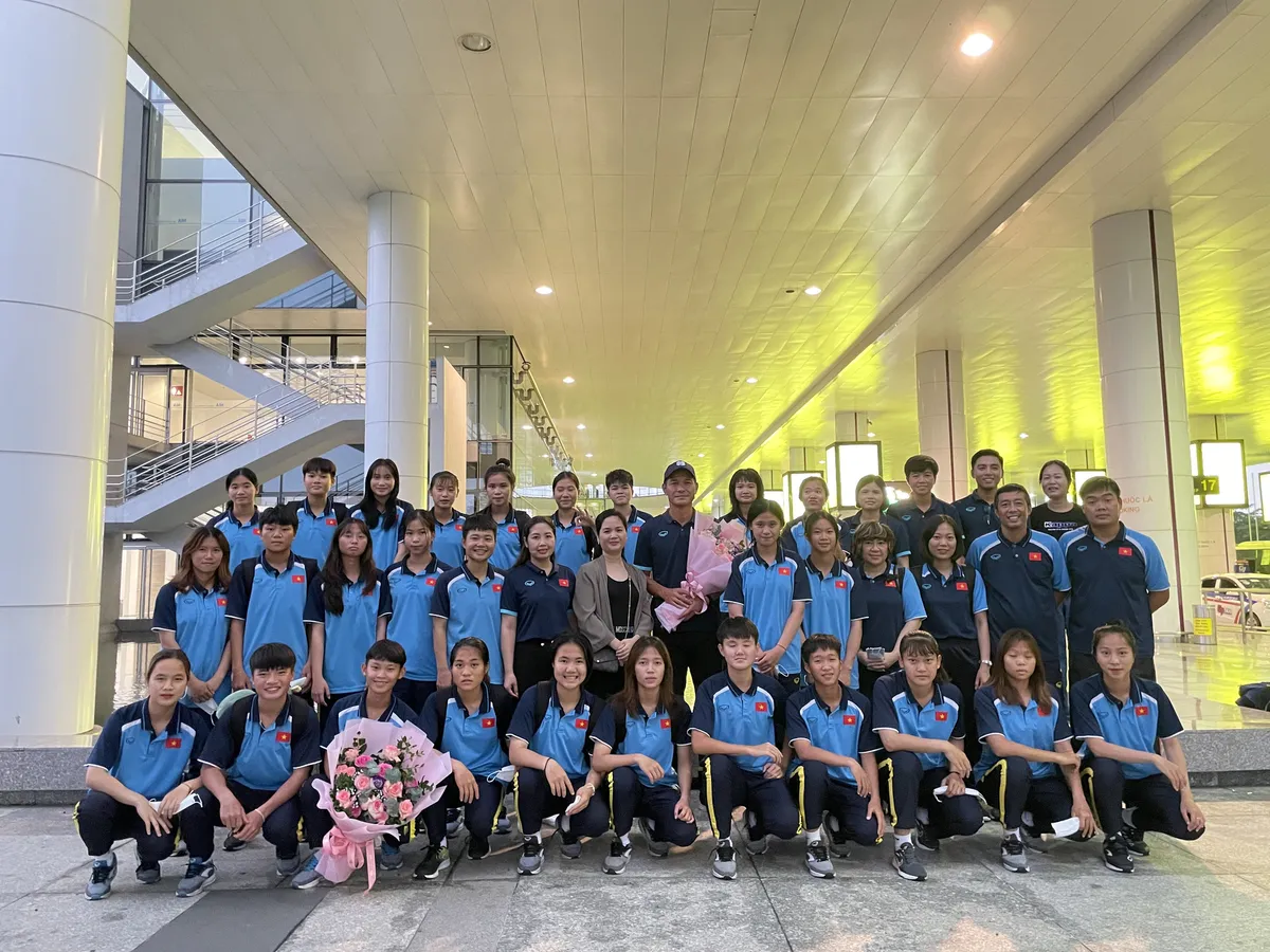 ĐT nữ U18 Việt Nam về nước - Ảnh 4. ĐT nữ U18 Việt Nam về nước - Ảnh 4.