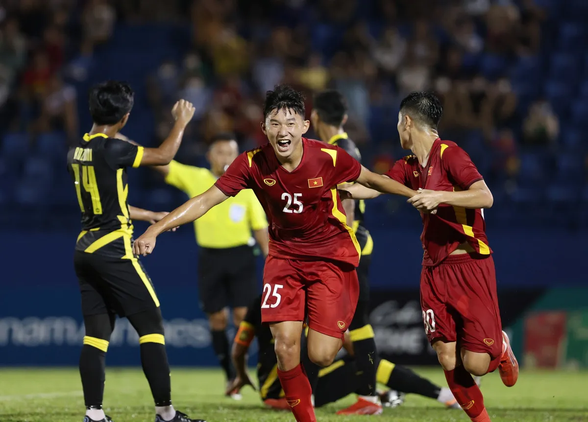 Ngược dòng thắng Malaysia 2-1, U19 Việt Nam sớm giành quyền chơi trận chung kết - Ảnh 2. Ngược dòng thắng Malaysia 2-1, U19 Việt Nam sớm giành quyền chơi trận chung kết - Ảnh 2.