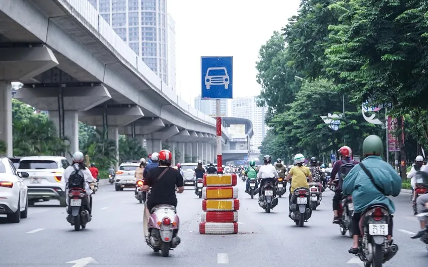 Phân làn đường Nguyễn Trãi: Nhiều phương tiện chưa tuân thủ quy định  - Ảnh 1.