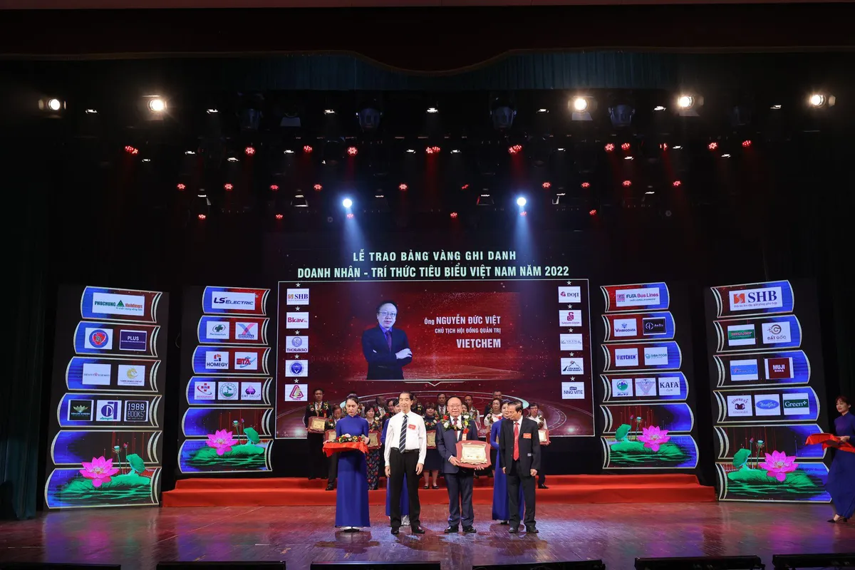 VIETCHEM lọt Top 10 Thương hiệu nổi tiếng và uy tín Đất Việt năm 2022 - Ảnh 1.
