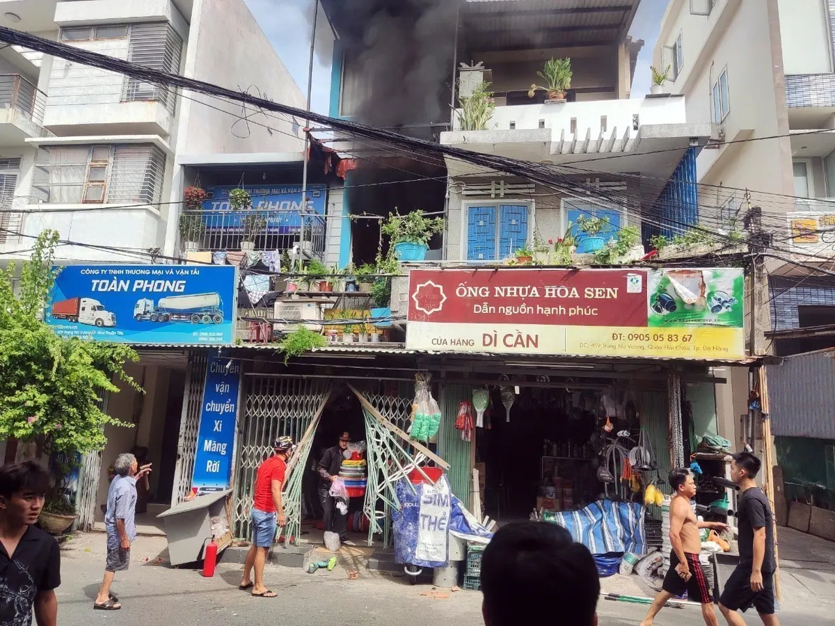 Kịp thời dập tắt vụ cháy cửa hàng quần áo ở Đà Nẵng, nhiều người thoát nạn - Ảnh 1.