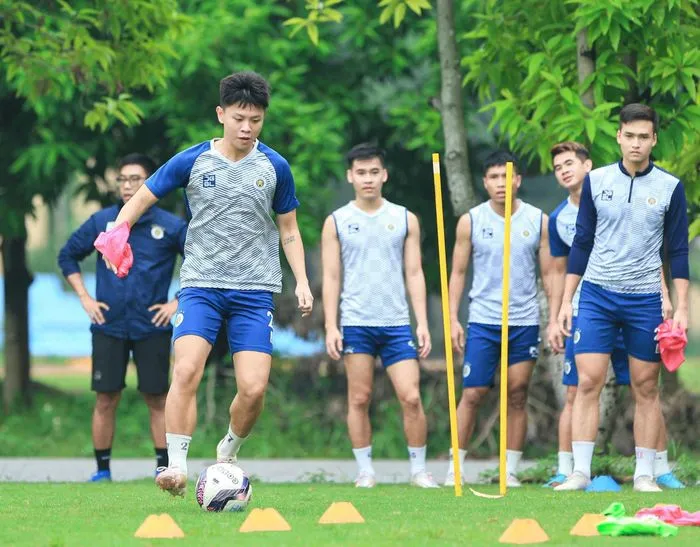 Nhiều cầu thủ CLB Hà Nội bị trộm giày thi đấu - Ảnh 1. Nhiều cầu thủ CLB Hà Nội bị trộm giày thi đấu - Ảnh 1.
