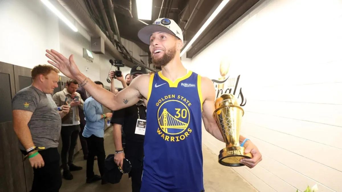Stephen Curry nhận bằng Đại học và được treo áo vinh danh sau 13 năm - Ảnh 1. Stephen Curry nhận bằng Đại học và được treo áo vinh danh sau 13 năm - Ảnh 1.