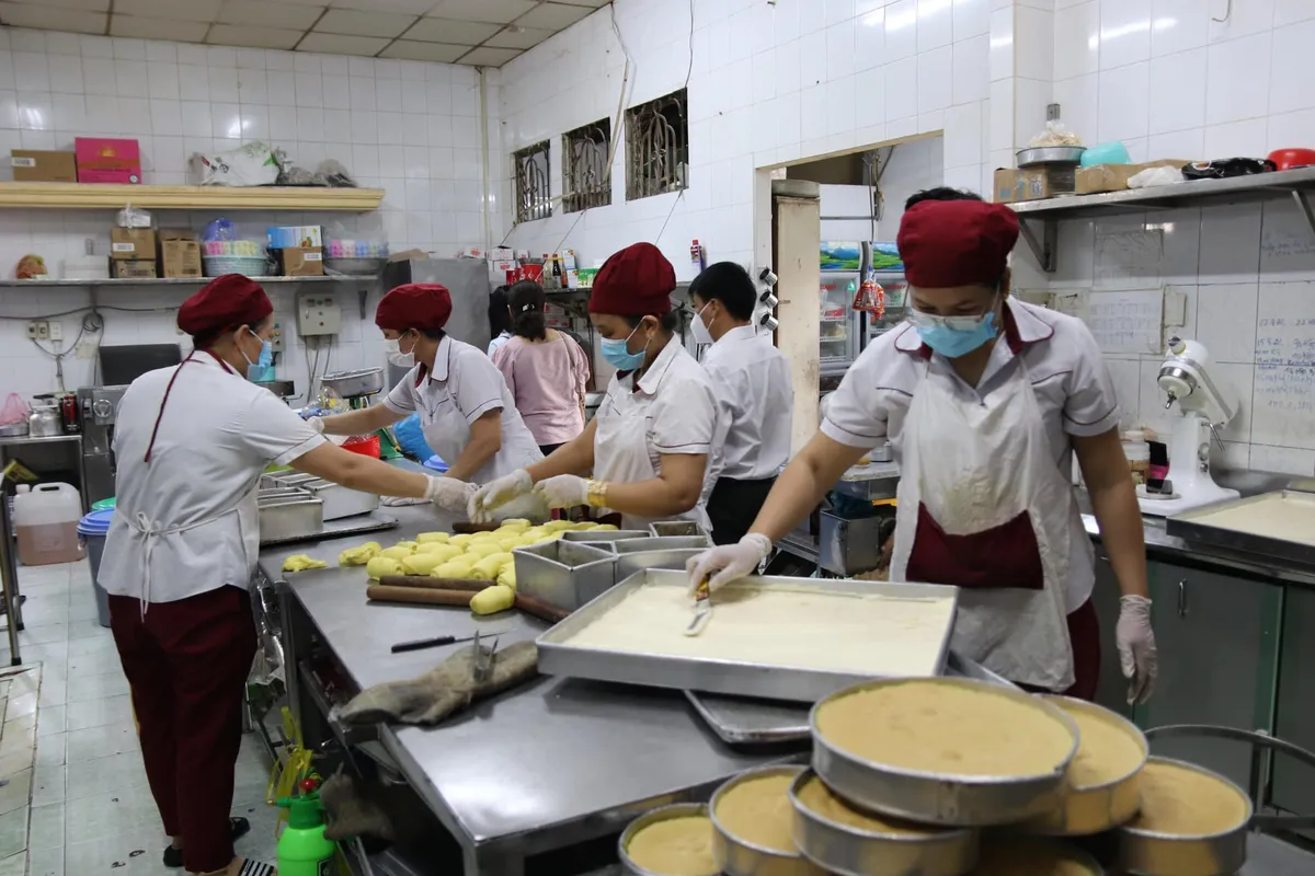 Bà Rịa - Vũng Tàu: Kiểm tra an toàn thực phẩm tại các cơ sở sản xuất bánh trung thu - Ảnh 3.