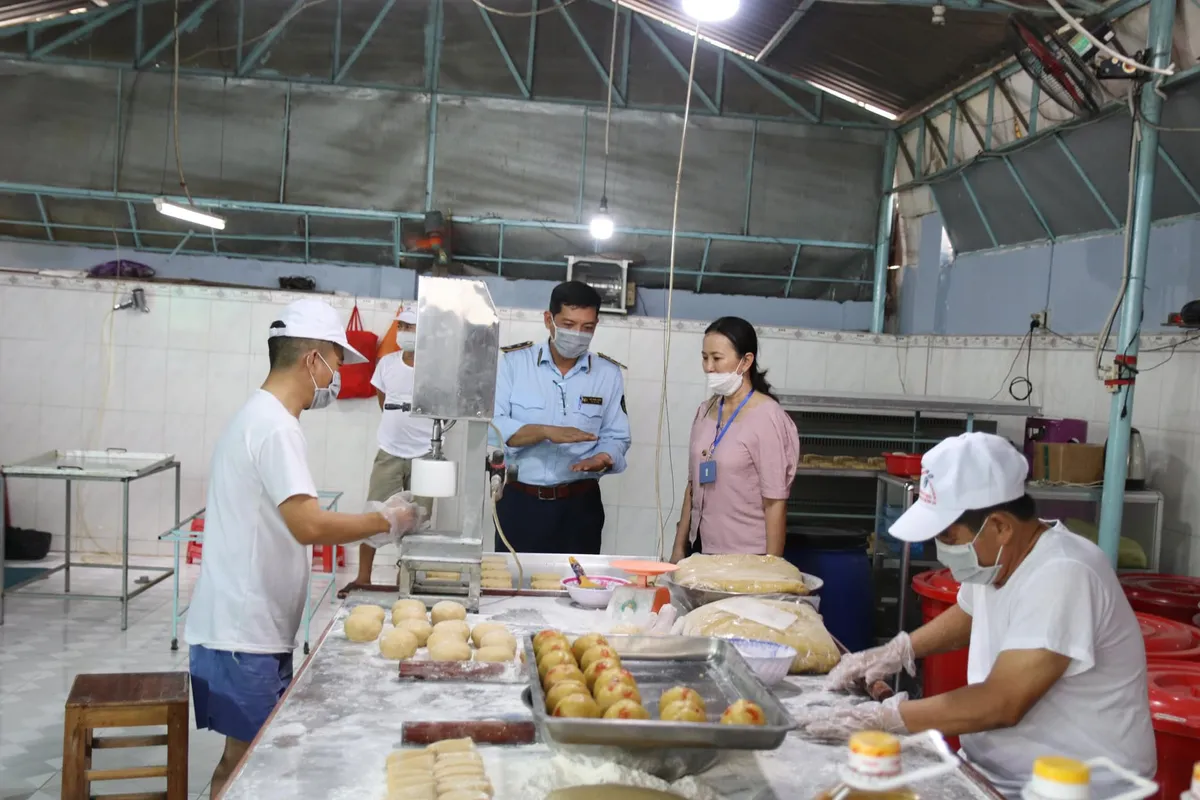 Bà Rịa - Vũng Tàu: Kiểm tra an toàn thực phẩm tại các cơ sở sản xuất bánh trung thu - Ảnh 1.