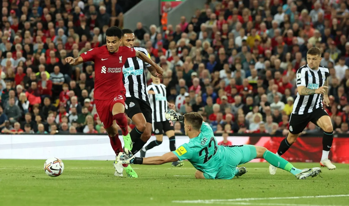 Liverpool ngược dòng thắng Newcastle ở những phút bù giờ - Ảnh 1. Liverpool ngược dòng thắng Newcastle ở những phút bù giờ - Ảnh 1.