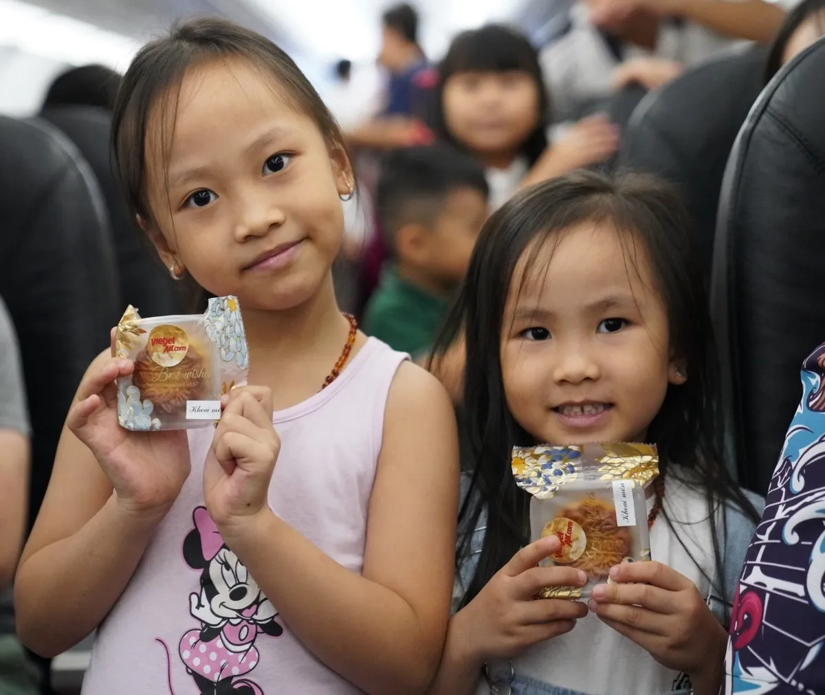 Chị Hằng Huỳnh Nguyễn Mai Phương bất ngờ vui Tết Trung thu trên chuyến bay Vietjet - Ảnh 10. Chị Hằng Huỳnh Nguyễn Mai Phương bất ngờ vui Tết Trung thu trên chuyến bay Vietjet - Ảnh 10.