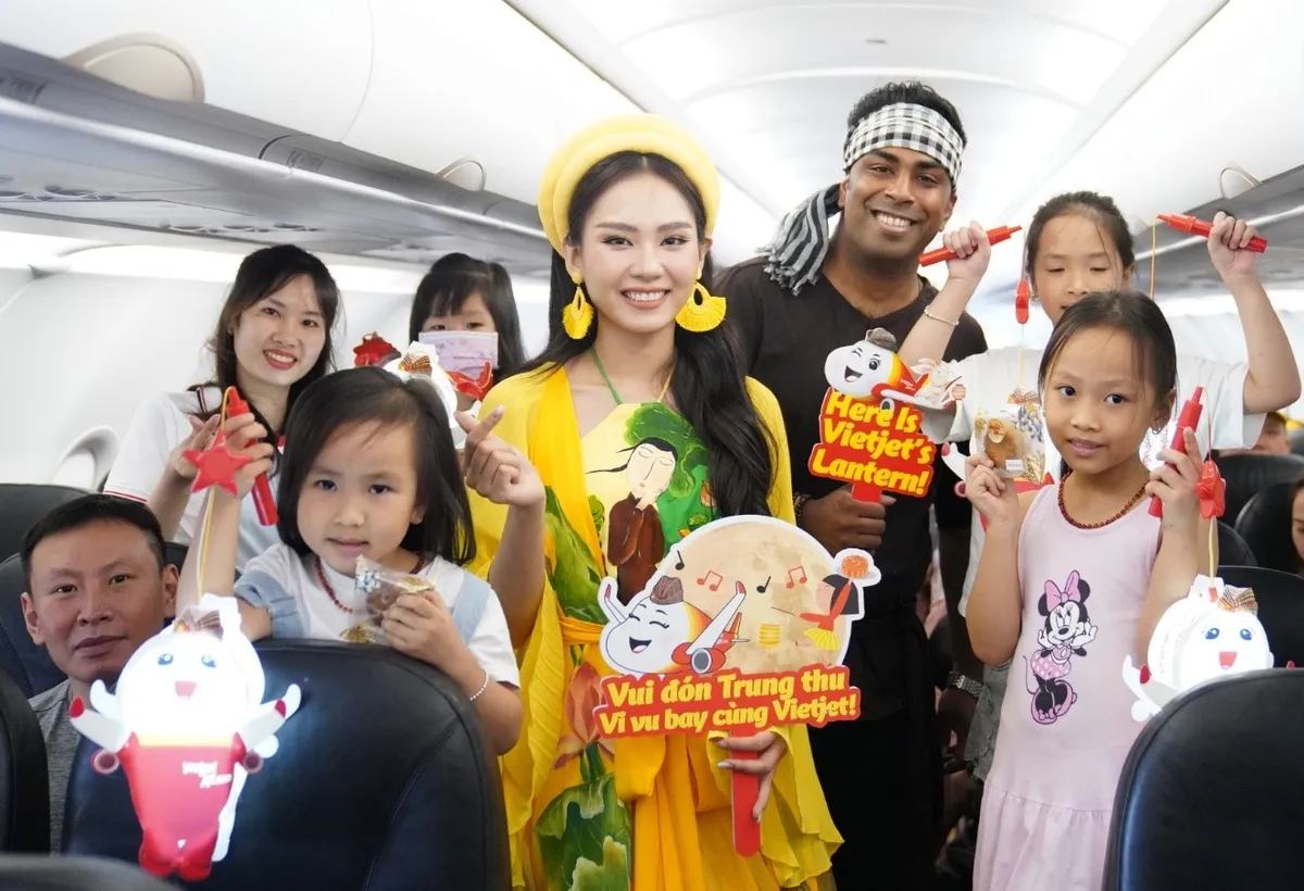 Chị Hằng Huỳnh Nguyễn Mai Phương bất ngờ vui Tết Trung thu trên chuyến bay Vietjet - Ảnh 12. Chị Hằng Huỳnh Nguyễn Mai Phương bất ngờ vui Tết Trung thu trên chuyến bay Vietjet - Ảnh 12.