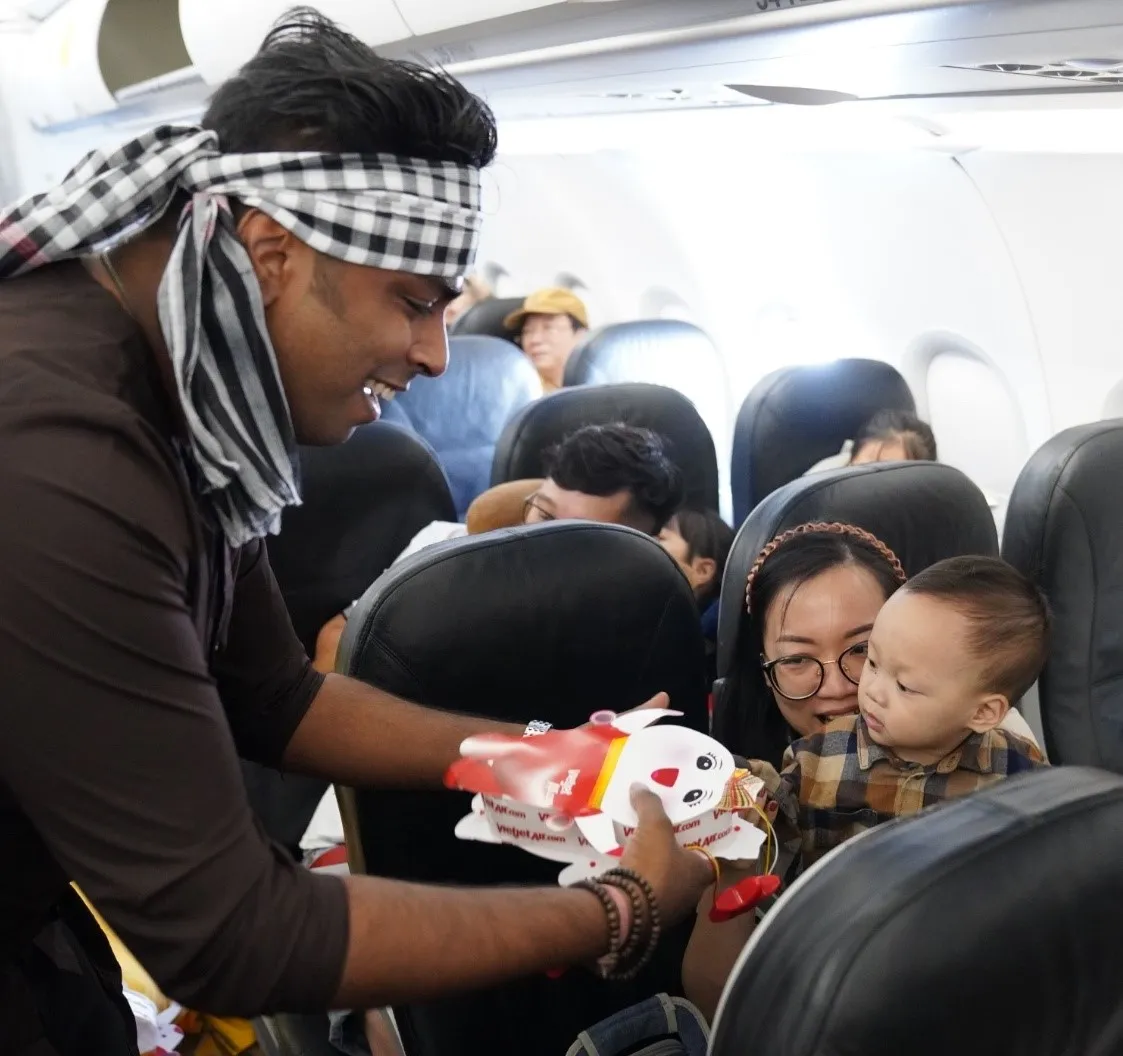 Chị Hằng Huỳnh Nguyễn Mai Phương bất ngờ vui Tết Trung thu trên chuyến bay Vietjet - Ảnh 6. Chị Hằng Huỳnh Nguyễn Mai Phương bất ngờ vui Tết Trung thu trên chuyến bay Vietjet - Ảnh 6.