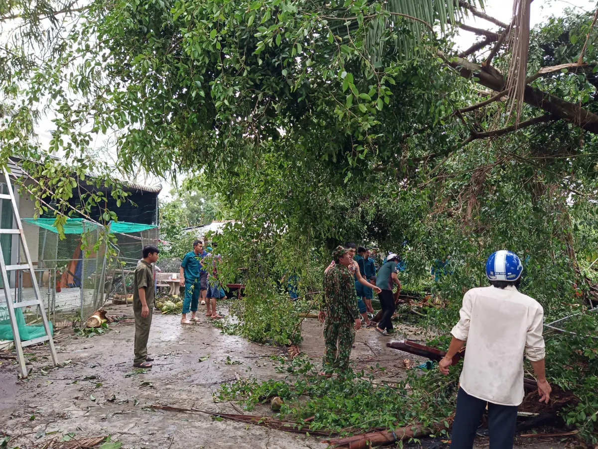 Lốc xoáy làm sập hoàn toàn và tốc mái nhiều nhà cửa ở Kiên Giang - Ảnh 2.