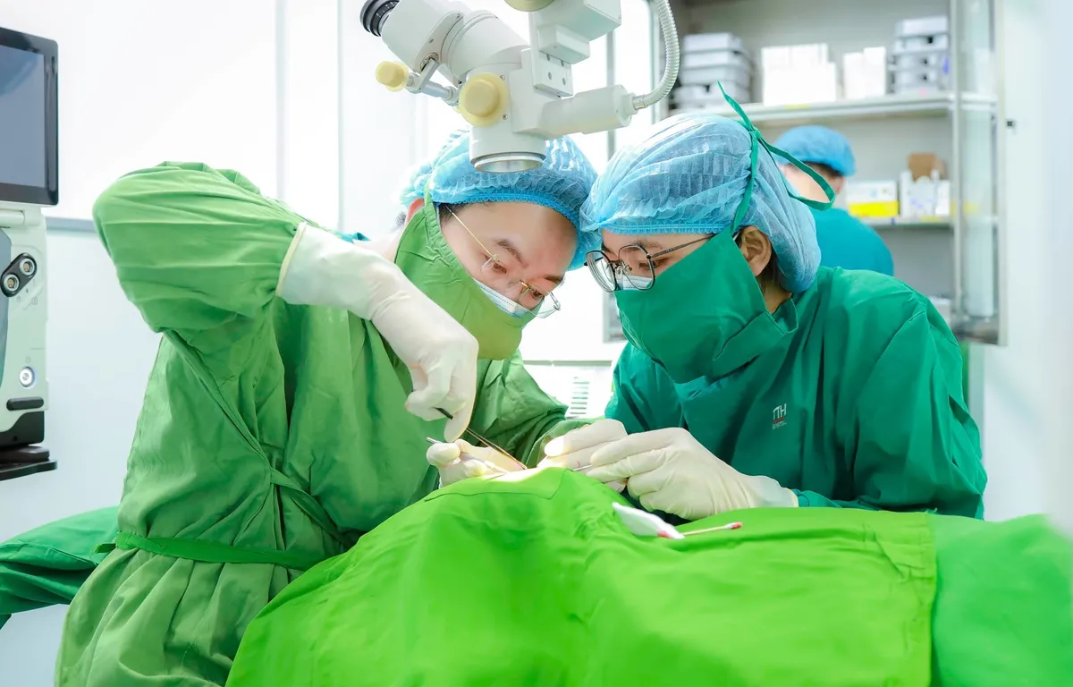 Hy hữu: Lấy mảnh đạn chì nằm trong hốc mắt bé trai suốt 4 năm - Ảnh 1.