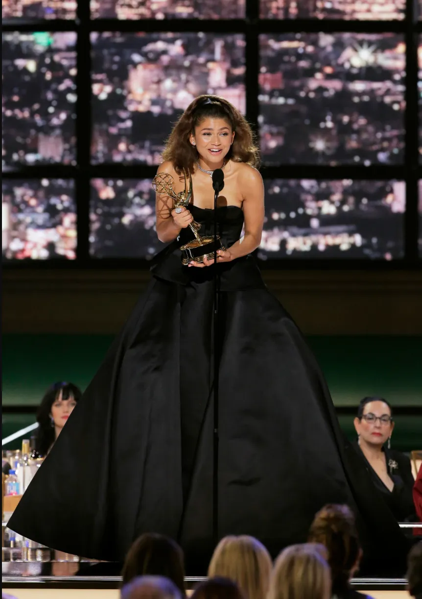 Zendaya - Nữ diễn viên trẻ tuổi nhất từng 2 lần giành giải Emmy - Ảnh 2.