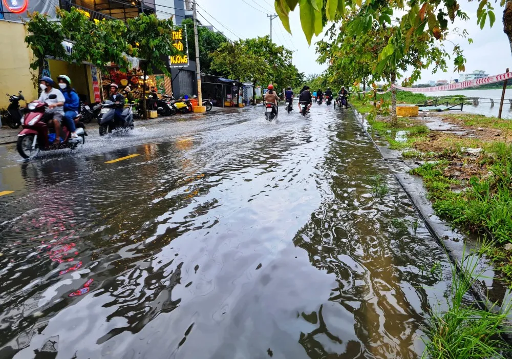 Triều cường đạt đỉnh gây ngập sâu nhiều tuyến đường trung tâm TP Cần Thơ - Ảnh 1.